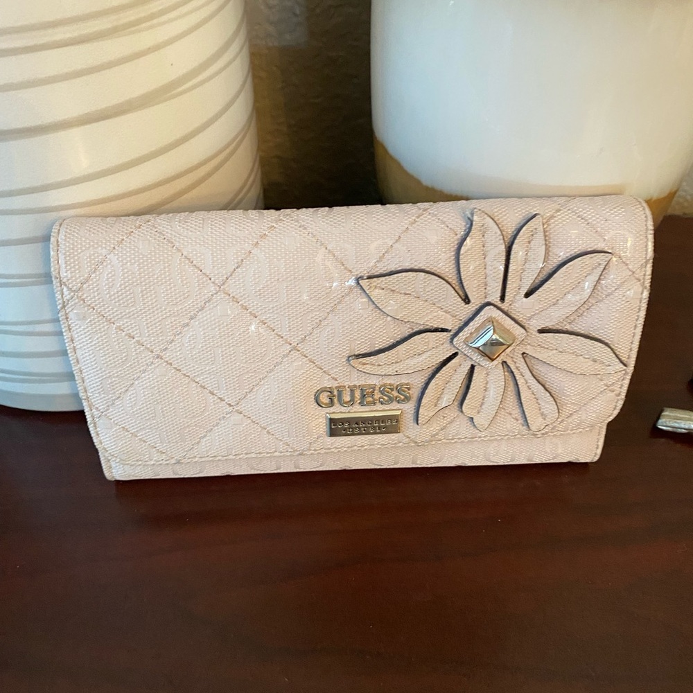✅RARE❤️‍🔥 GUESS quilted tri-fold wallet with flower ❤️‍🔥
